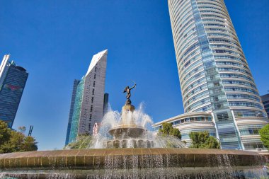 Avcı Fıskiyesi Diana (Fuente de la Diana Cazadora) Paseo de la Reforma 'daki kavşakta yer almaktadır.