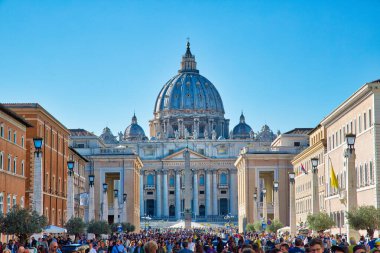 Roma, İtalya-20 Nisan 2017: Vatikan Kenti yakınlarındaki Roma 'daki St. Peter Bazilikası