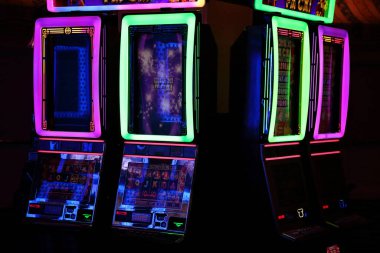 Las Vegas, Nevada-10 Mart 2017: gece eğlence alanında kumarhane makineleri