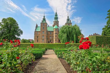 Ünlü Rosenborg kalesi, Kopenhag 'ın en çok ziyaret edilen turistik merkezlerinden biri.