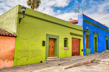 Oaxaca şehri, Manzaralı eski şehir sokakları ve tarihi şehir merkezinde renkli koloni binaları