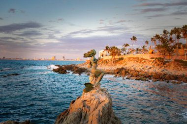 Mazatlan, Meksika-10 Aralık 2018: Okyanus kıyısı ve tarihi şehir merkezi yakınlarındaki Manzaralı Mazatlan Gezinti Alanı 'nda bulunan Deniz Kızı Heykeli