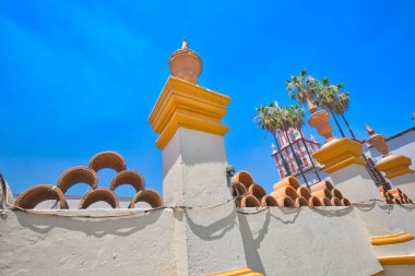 Tarihi bir şehir merkezindeki Tlaquepaque manzara kiliseleri