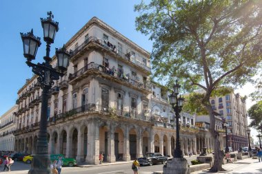 Havana, Küba: Paseo El Prado ve Capitolio yakınlarındaki tarihi şehir merkezinde Eski Havana Caddesi manzaralı