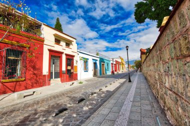 Oaxaca, Manzaralı eski şehir sokakları ve tarihi şehir merkezinde renkli koloni binaları