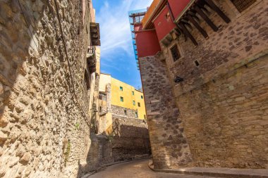 Guanajuato tarihi şehir merkezinde manzara kaldırımlı sokaklar ve geleneksel renkli koloni mimarisi