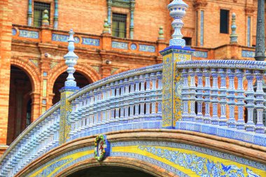 Plaza de Espana, Seville, Mimari ayrıntılar ve süsler