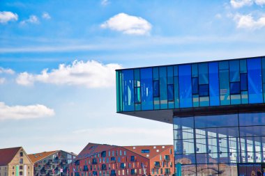 Kopenhag, Danimarka-2 Ağustos 2018: Tarihi şehir merkezindeki New Royal Tiyatrosu 'nun modern binası ünlü Kopenhag limanı Nyhavn' a bakıyor.