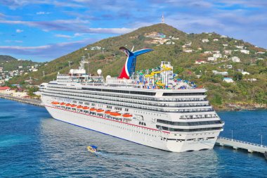 Charlotte Amalie, ABD Virgin Adaları - 20 Mayıs 2017: Manzaralı bir Karayip gezisine çıkmadan önce Charlotte Amalie körfezine yanaştı