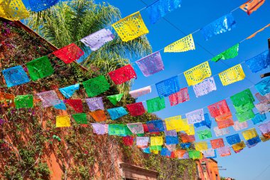 Meksika, San Miguel de Allende 'nin tarihi şehir merkezinde renkli binalar ve sokaklar