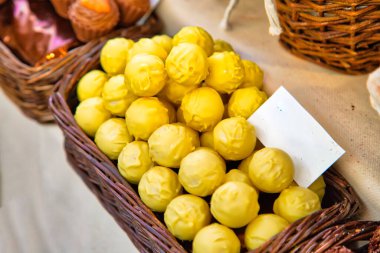 Las Ramblas 'taki Barselona Katedrali' nin yakınındaki ünlü sokak pazarı ev yapımı tatlılar, trüf mantarları ve çikolatalar indirimde.