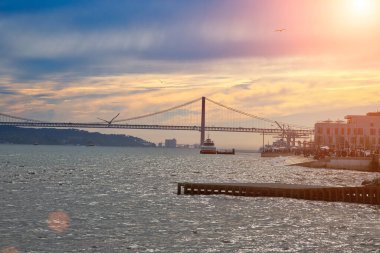 Lizbon, Portekiz-20 Ekim 2017: Lizbon Ticaret Meydanı 'ndan ünlü 25 Nisan Köprüsü manzarası