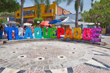 Guadalajara, Tlaquepaque, Meksika-20 Nisan 2018: Tlaquepaque sanat köyü turizm sezonunun doruk noktasında renkli sokaklar