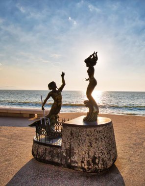Puerto Vallarta, Meksika-20 Nisan 2018: Günbatımında okyanus kıyısında (El Malecon) ünlü heykeller
