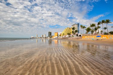Mazatlan Altın Bölgesi (Zona Dorada), Meksika 'nın ünlü turistik plaj ve tatil bölgesi.