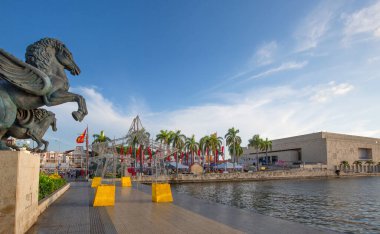 Cartagena, Kolombiya 18 Şubat 2020: Surlu Şehir 'in önündeki Kartagena Kongre Merkezi, hükümet zirvelerinden kongrelere, konferanslara ve ticaret fuarlarına kadar çeşitli etkinliklere ev sahipliği yapıyor.
