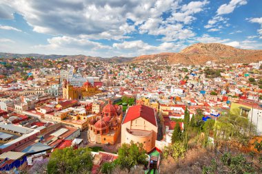 Guanajuato, manzaralı şehir gözcüsü ve şehrin füniküler manzarası.