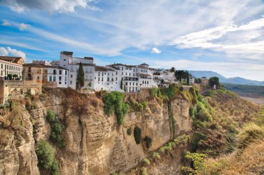 Ünlü Puente Nuevo Köprüsü 'nün Ronda tarihi şehir merkezindeki kemeri.