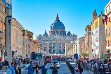 Roma, İtalya-20 Nisan 2017: Vatikan Kenti yakınlarındaki Roma 'daki St. Peter Bazilikası