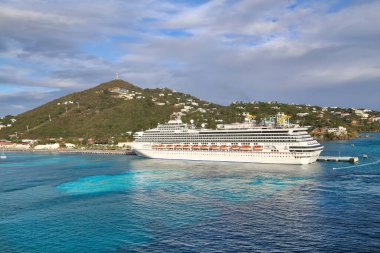 Karayip manzaralı bir tatile çıkmadan önce Charlotte Amalie körfezine yanaşmış.