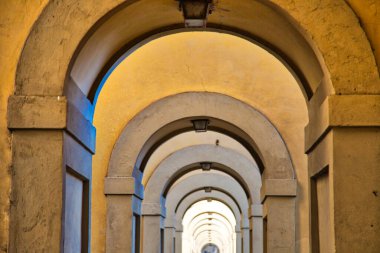 Floransa caddeleri tarihi köprü Ponte Vecchio yakınlarında