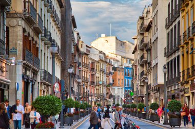 Granada, İspanya-18 Ekim 2017: Tarihi Grenada şehir merkezinde işlek bir alışveriş caddesi