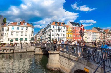 Kopenhag, Danimarka-2 Ağustos 2019: Kopenhag 'daki ünlü Nyhavn (Yeni Liman) körfezi, renkli binaları olan tarihi bir Avrupa rıhtımı. Tekne ve kanal turları için bir başlangıç noktası.