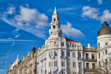 Porto, Portekiz-19 Ekim 2017: Merkez Porto Caddesi, Avenida Dos Aliados ve Garrett Anıtı Belediye Binası önünde