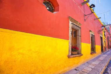 Meksika, San Miguel de Allende 'nin tarihi şehir merkezinde renkli binalar ve sokaklar