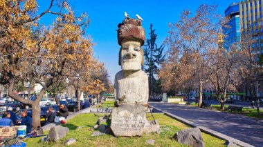 Santiago De Chile, Şili-Mart 20, 2016: Santiago de Chile şehir merkezindeki Moai Rock Heykeli, Alameda