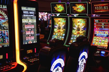 Las Vegas, Nevada-10 Mart 2017: gece eğlence alanında kumarhane makineleri