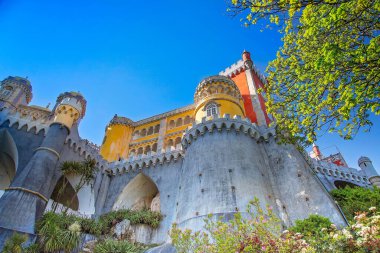 Sintra, Portekiz-17 Mayıs 2019: Sintra, Portekiz 'deki Manzaralı Renkli Park ve Pena Ulusal Sarayı