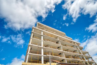 Şehir merkezinde lüks bir apartman dairesi inşa ediliyor. Birinci sınıf bir yer.