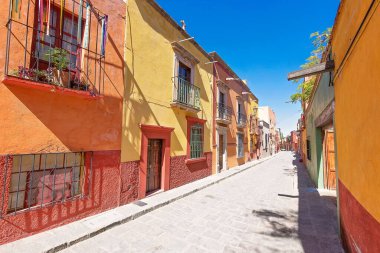 Meksika, San Miguel de Allende 'nin tarihi şehir merkezinde renkli binalar ve sokaklar
