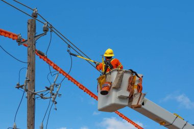 Müteahhit elektrik hatlarını tamir ediyor.