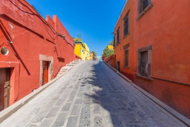 Meksika, San Miguel de Allende 'nin tarihi şehir merkezinde renkli binalar ve sokaklar