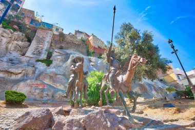 Guanajuato, Meksika-11 Nisan 2019: Don Kişot, Sancho Panza ve diğer ünlü karakterlere adanmış eski Guanajuato tarihi kentinin girişine yakın Cervantes anıtı