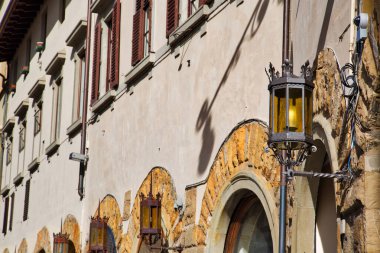 Floransa caddeleri tarihi köprü Ponte Vecchio yakınlarında