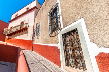 Guanajuato, Meksika, tarihi şehir merkezinde manzara renkli sokaklar