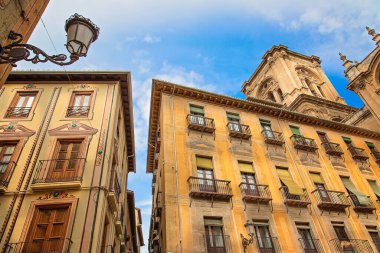 Granada sokakları ve İspanyol mimarisi manzaralı tarihi bir şehir merkezinde