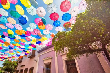 Bir turizm sezonunda Tlaquepaque manzaralı sokaklar