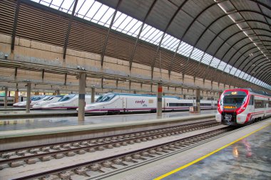 Seville, İspanya-19 Ekim 2017 Seville ana tren istasyonu, Santa Justa, yoğun bir şehirler arası bağlantı merkezi.