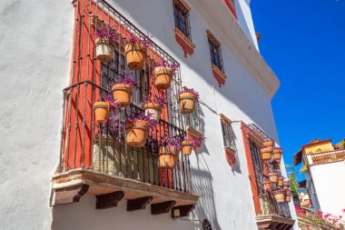 Meksika, tarihi şehir merkezinde Manzaralı Taxco kaldırım taşı sokakları