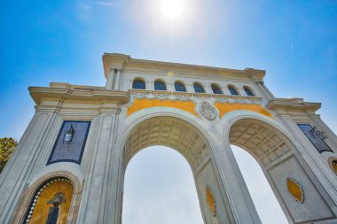 Tarihi şehir merkezinde yer alan Guadalajara Kemerleri (Los Arcos) anıtı