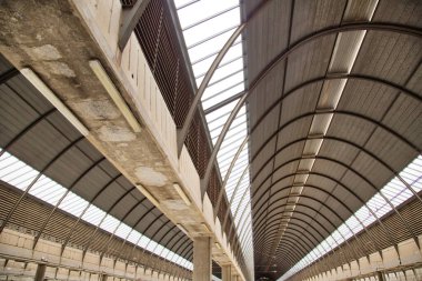 Seville ana tren istasyonu, Santa Justa, yoğun bir şehirler arası bağlantı merkezi.