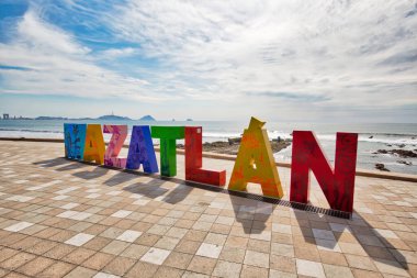 Mazatlan, Meksika-10 Aralık 2018: Altın Bölge (Zona Dorada) girişinde Büyük Mazatlan Mektupları, ünlü bir turistik plaj ve tatil beldesi