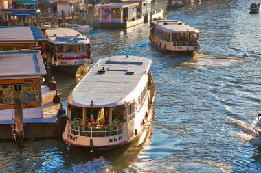 Venedik, İtalya-20 Nisan 2019: Venedik Su Taksileri Rialto Köprüsü yakınlarındaki bir kanaldan kalkıyor.