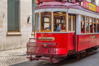 Lizbon, Portekiz-17 Ekim 2019: Lizbon 'un tarihi turizm merkezi olan ünlü sarı Lizbon tramvay hatları