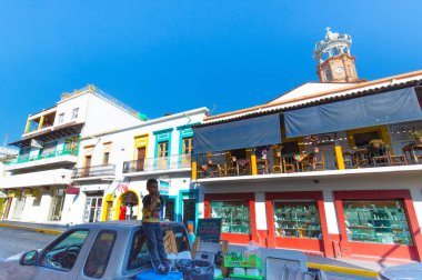 Puerta Vallarta, Meksika-18 Nisan 2019: Puerto Vallarta caddeleri, günbatımında deniz gezinti güvertesi (Malecon) ve plajlar