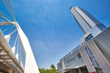 Guadalajara, Jalisco, Meksika-14 Nisan 2019: Guadalajara, Guadalajara Kemerleri (Los Arcos) ve La Minerva heykeli yakınlarındaki Guadalajara 'nın göbeğindeki Otel Rui Plaza Girişi